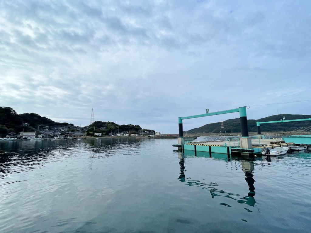 大瀬戸町漁協の桟橋と海、曇り空