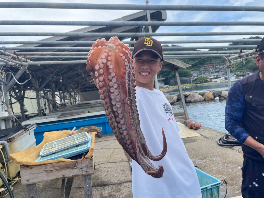 タコをつかみ上げた山本さん