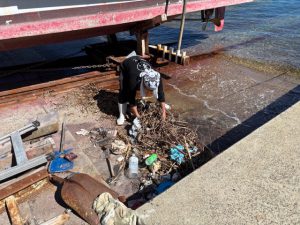 大村湾の浮遊ゴミ回収作業